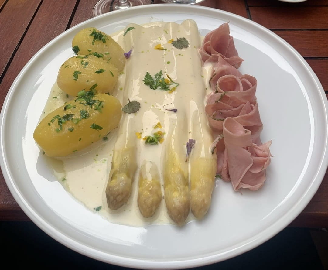 Spargelgericht in der Kochkommode mit Kartoffeln, Hollandaise und Schinken